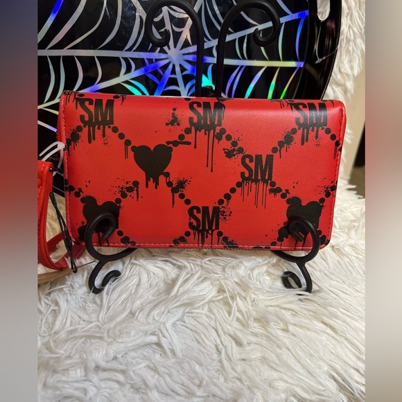 COPY - 🖤❤️NWT-STEVE MADDEN BLEEDING HEART ZIP AROUND WALLET/WRISTLET🖤❤️ - Picture 7 of 10